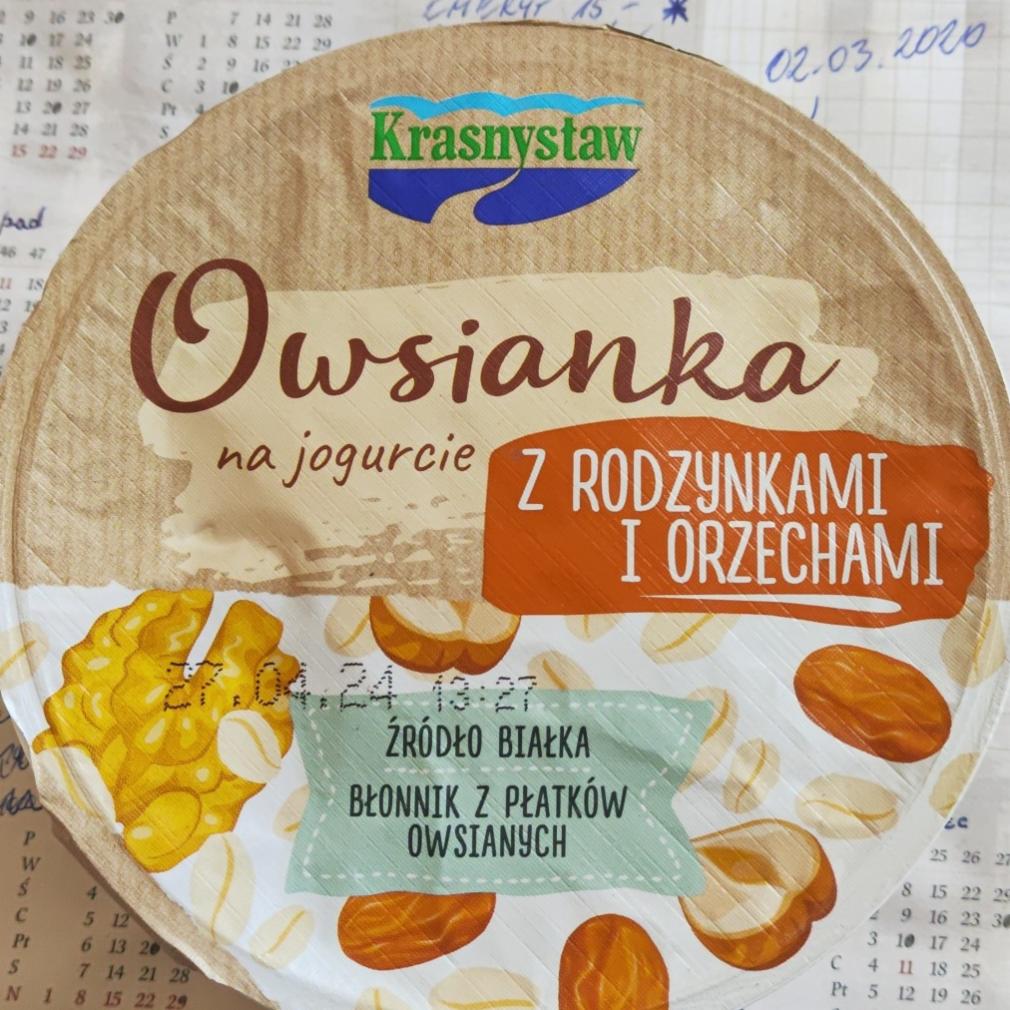 Zdjęcia - Owsianka na jogurcie z rodzynkami i orzechami Krasnystaw