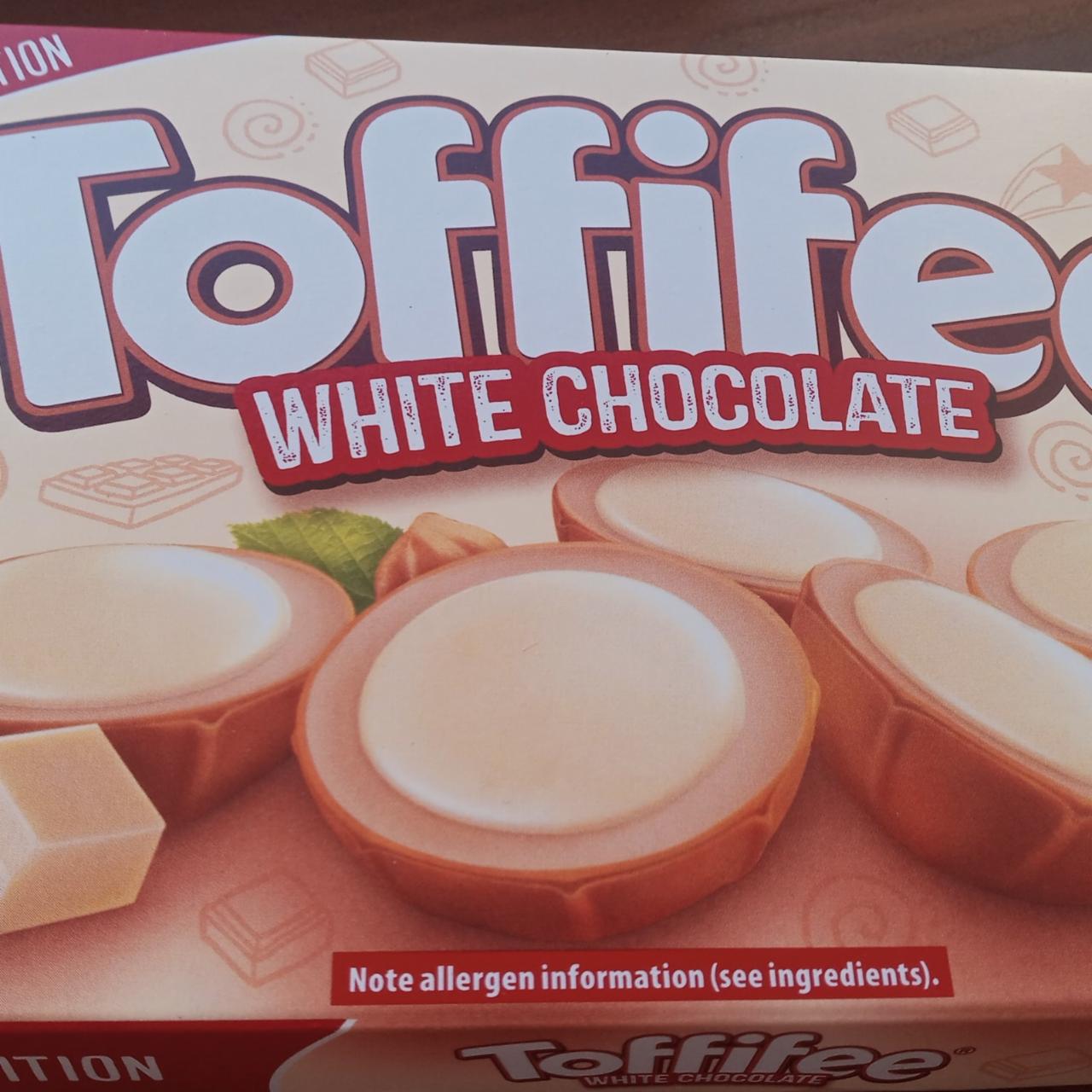 Zdjęcia - Orzech laskowy w karmelu z białą czekoladą Toffifee