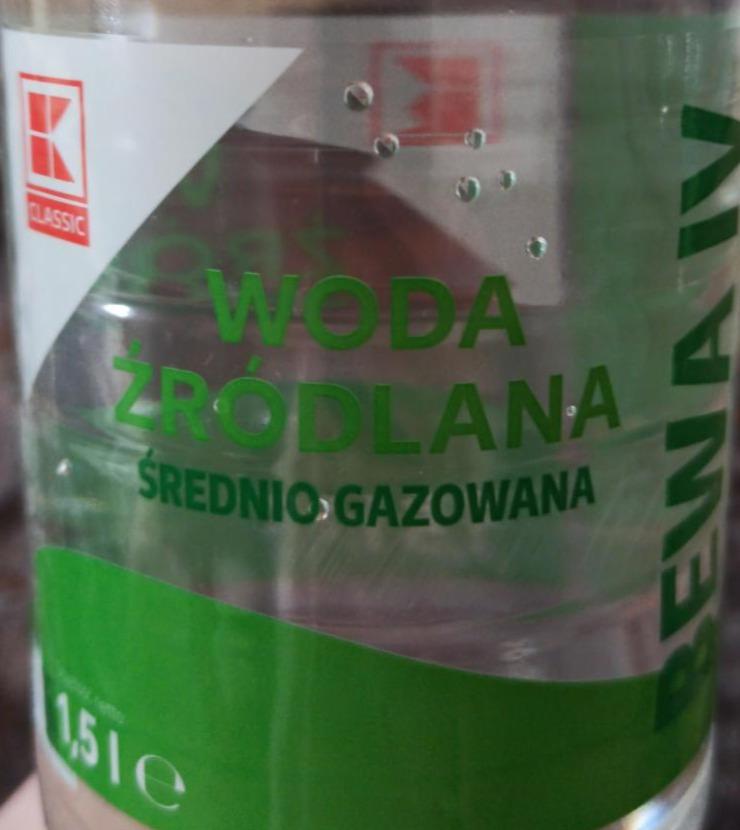 Zdjęcia - Woda Źródlana Średnio Gazowana (Kaufland) 