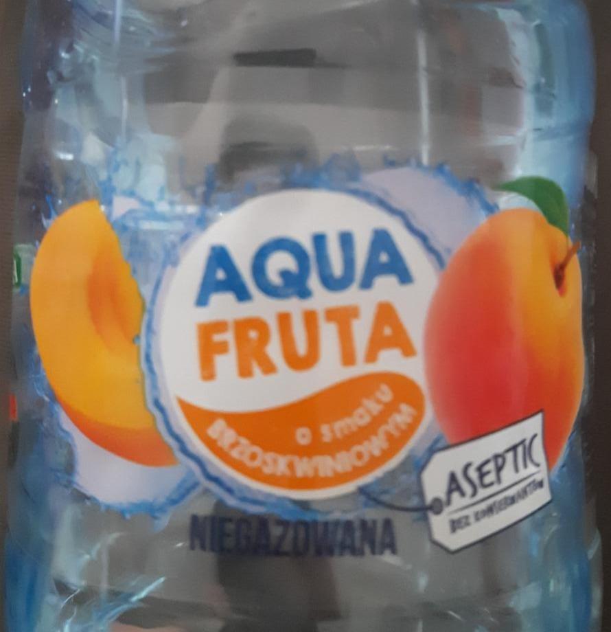 Zdjęcia - Woda niegazowana o smaku brzoskwiniowym Aqua Fruta