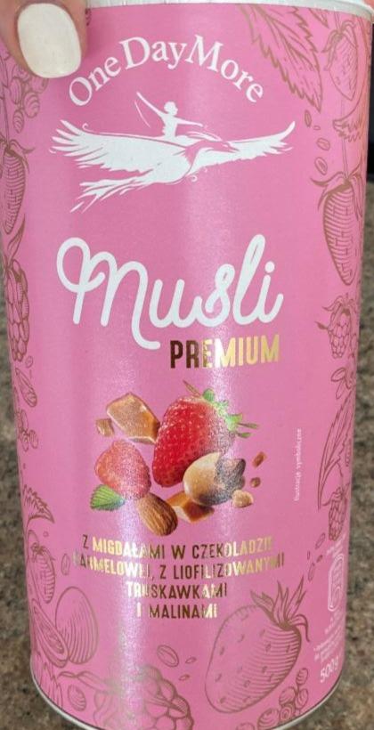Zdjęcia - Musli Premium z migdałami w czekoladzie karmelowej truskawkami i malinami OneDayMore