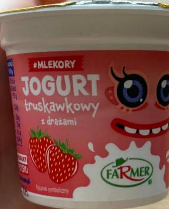 Zdjęcia - Jogurt truskawkowy z drażami Farmer Mlekory