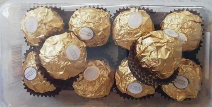 Zdjęcia - Ferrero Rocher (chrupiący wafelek z kremowym nadzieniem i orzechem laskowym w czekoladzie)