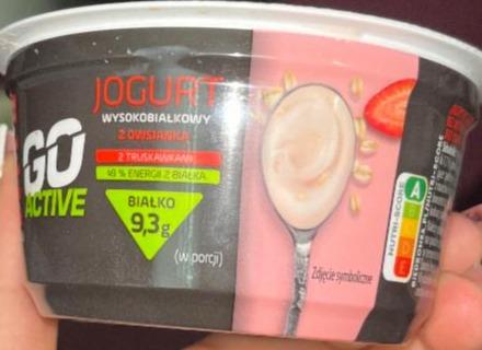 Zdjęcia - Jogurt wysokobiałkowy z owsianka z truskawkami Go active