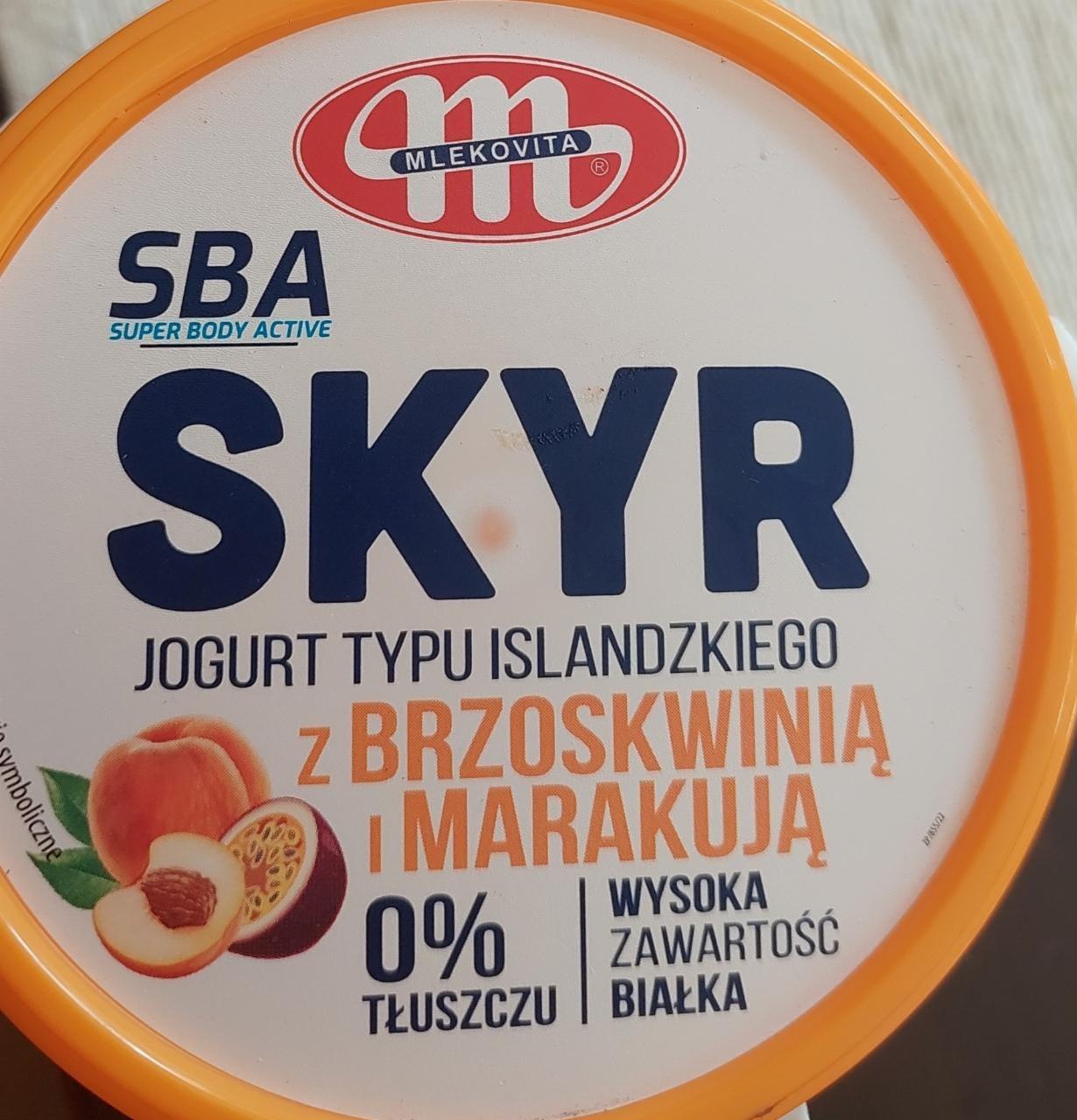 Zdjęcia - Skyr jogurt typu islandzkiego z brzoskwinią i marakują 0% tłuszczu Mlekovita