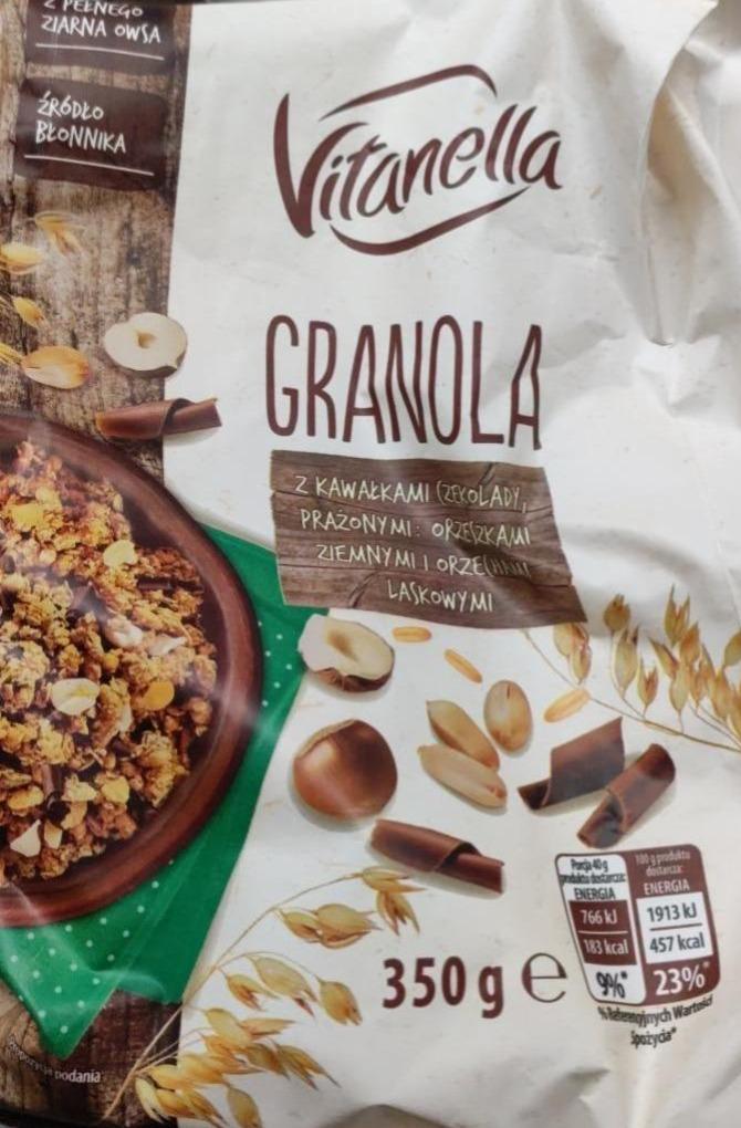 Zdjęcia - granola z kawałkami czekolady, prażonymi orzeszkami ziemnymi i laskowymi Vitanella