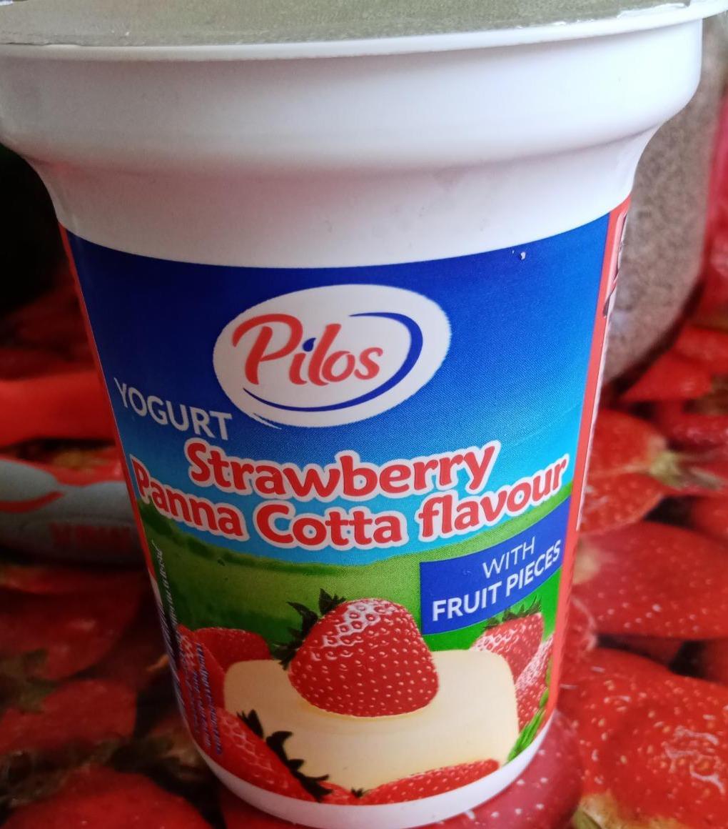 Zdjęcia - Yogurt Strawberry Panna Cotta flavour with fruit pieces Pilos