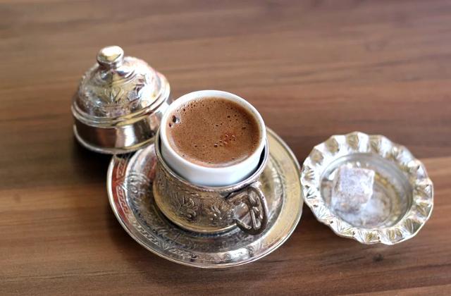 Zdjęcia - Kawa po turecku z cukrem