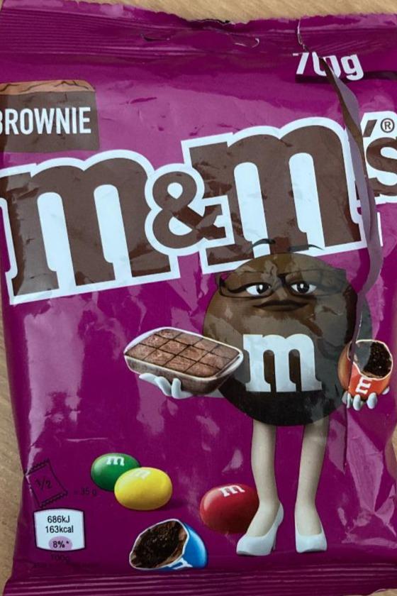 Zdjęcia - M&M's Brownie Czekolada mleczna z czekoladowym ciastem w środku w cukrowych skorupkach 36 g