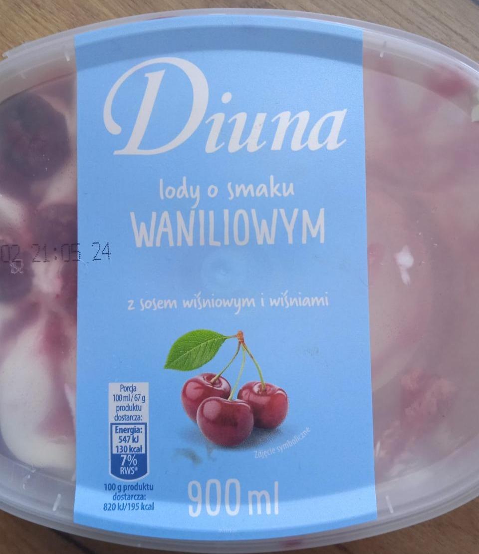 Zdjęcia - lody o smaku waniliowym z sosem wiśniowym i wisniami Diuna