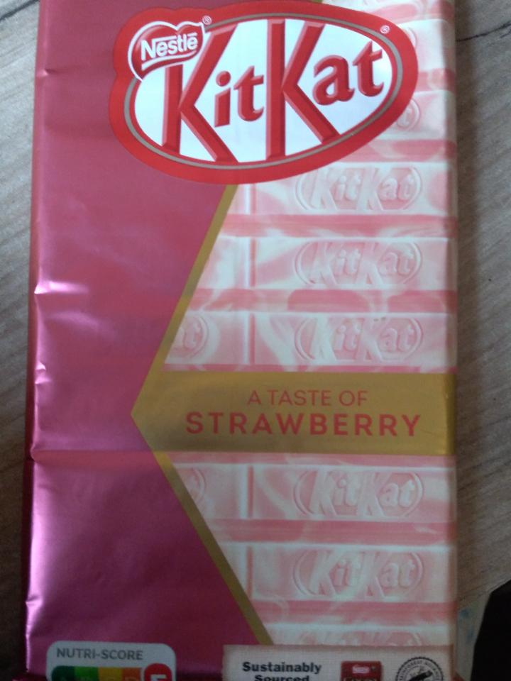 Zdjęcia - KitKat a taste of strawberry Nestle