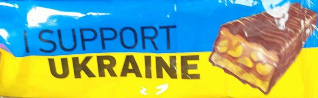 Zdjęcia - batonik z orzechami i karmelem i support Ukraine