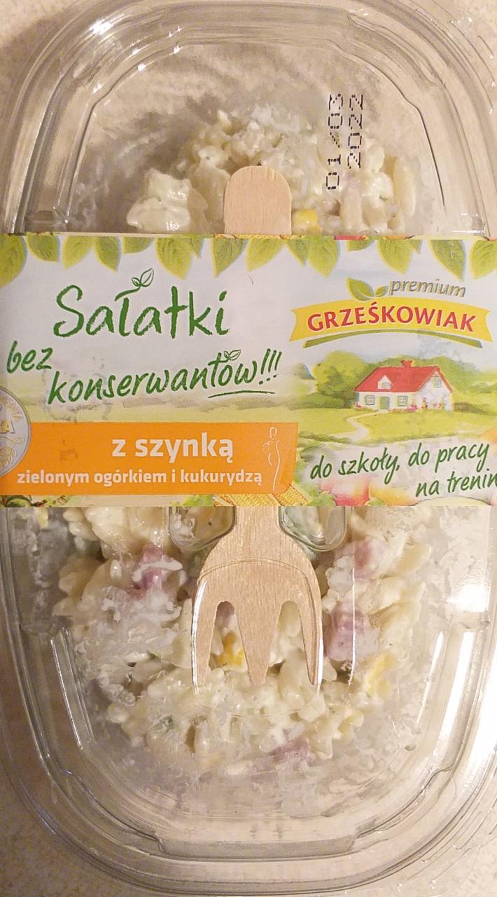 Zdjęcia - Sałatka z szynką zielonym ogórkiem i kukurydzą Grześkowiak