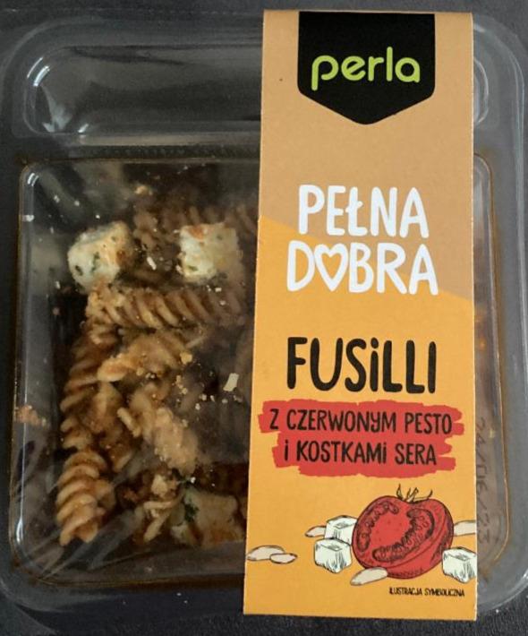 Zdjęcia - Fussili z czerwonym pesto i kostkami sera perla