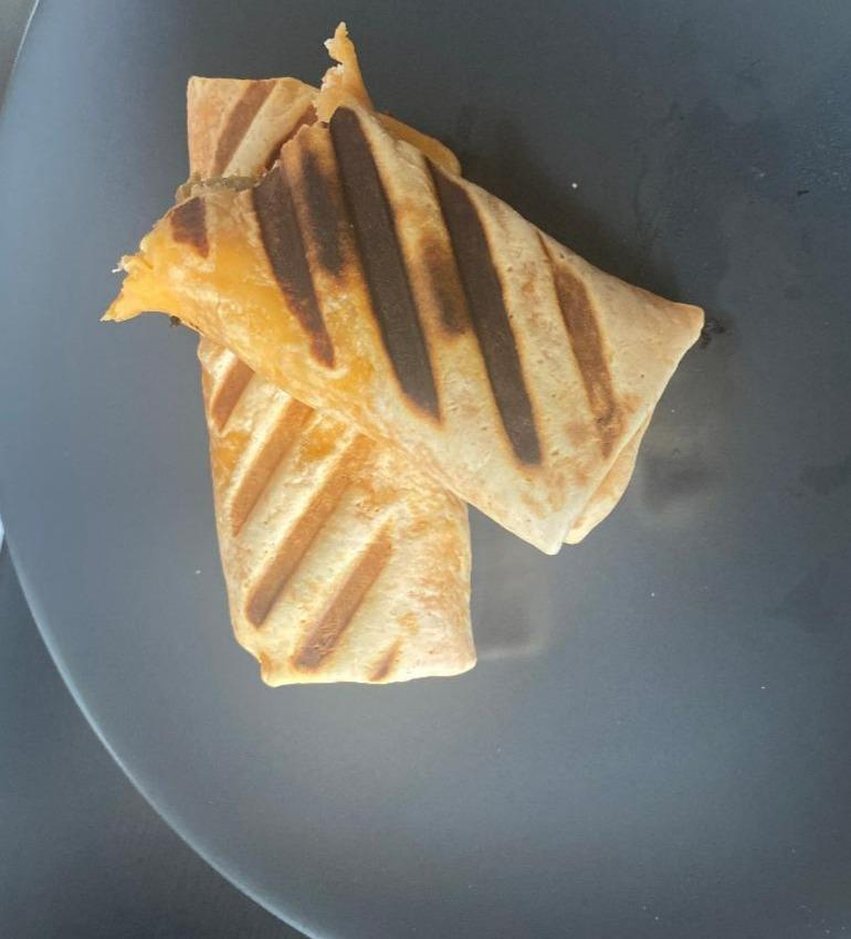 Zdjęcia - Tortilla z kurczakiem i kostkami sera Twoje bistro