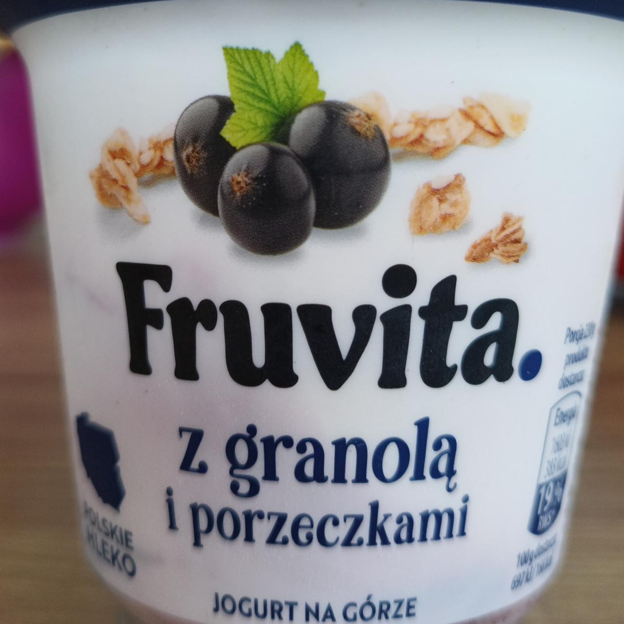 Zdjęcia - Jogurt z granolą i porzeczkami Fruvita