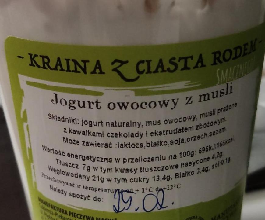 Zdjęcia - jogurt owocowy z musli kraina z ciasta rodem