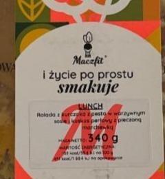 Zdjęcia - Rolada z kurczaka z pesto w warzywnym sosie i kuskus perłowy z pieczoną marchewką Maczfit