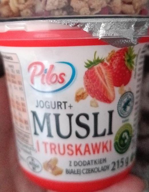 Zdjęcia - Jogurt musli i truskawki z dodatkiem białej czekolady Pilos