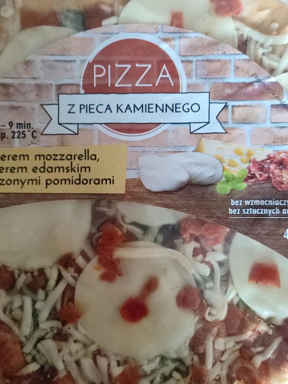 Zdjęcia - Pizza z serem mozzarella, edamskim i suszonymi pomidorami Pizza z pieca kamiennego