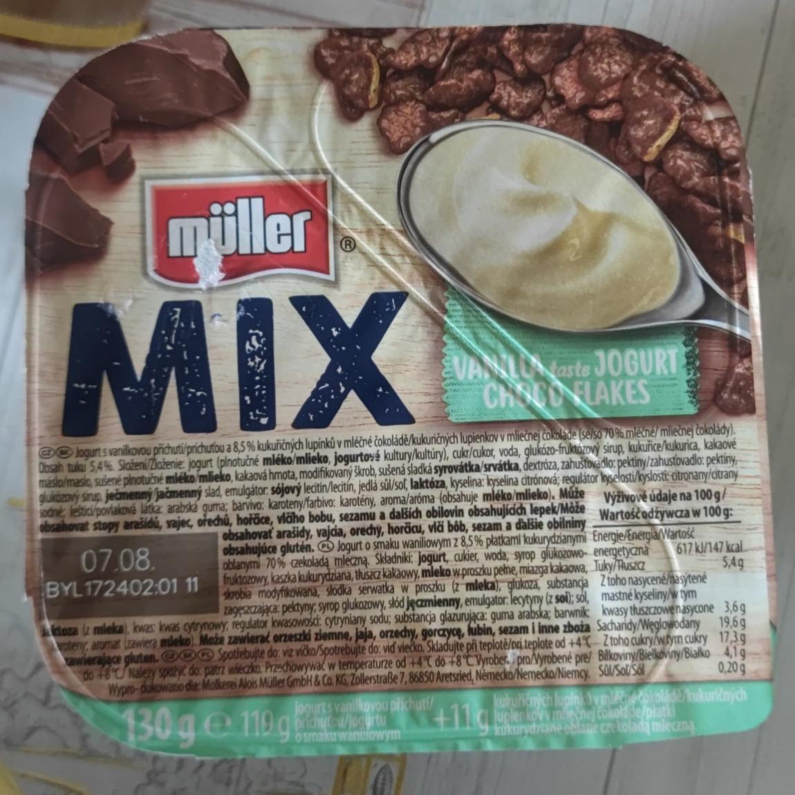 Zdjęcia - Müller Mix Jogurt o smaku waniliowym z płatkami kukurydzianymi oblanymi czekoladą mleczną 130 g