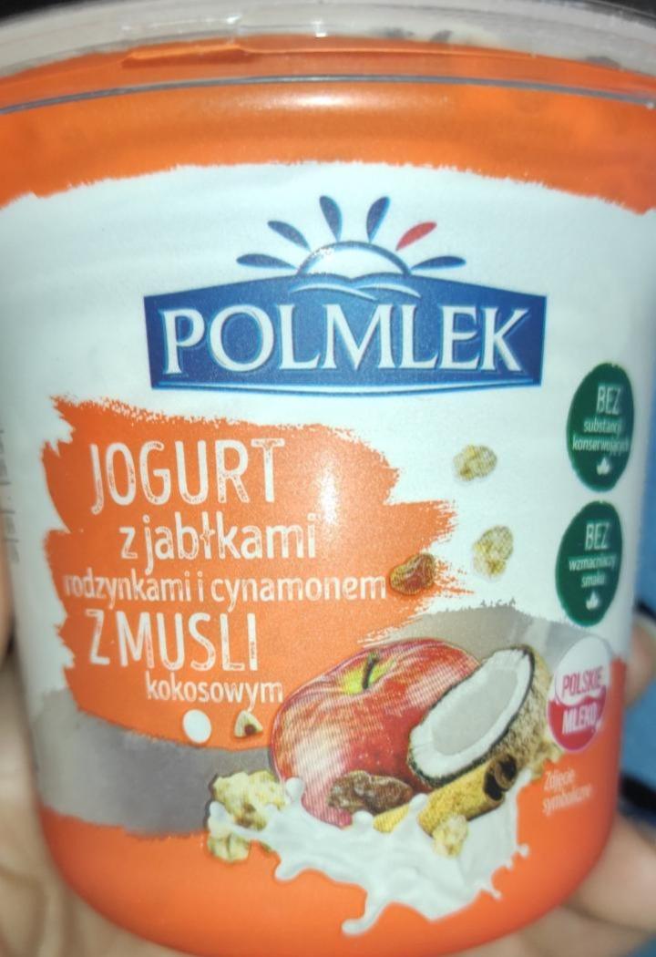 Zdjęcia - Jogurt z jabłkami rodzynkami i cynamonem z musli kokosowym Polmlek