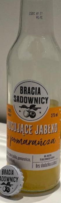 Zdjęcia - bracia sadownicy musujące jabłko i pomarańcza