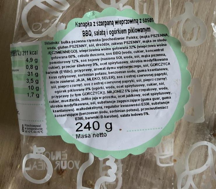 Zdjęcia - Kanapka z szarpaną wieprzowiną z sosem BBQ, sałatą i ogórkiem piklowanym Ślimak