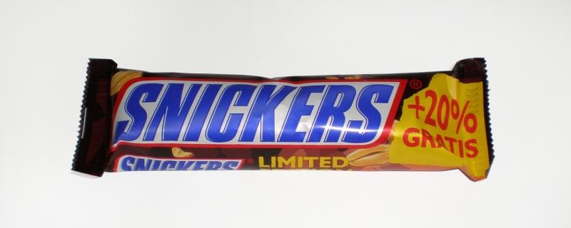 Zdjęcia - Snickers Baton z nadzieniem i orzeszkami ziemnymi w karmelu i czekoladzie