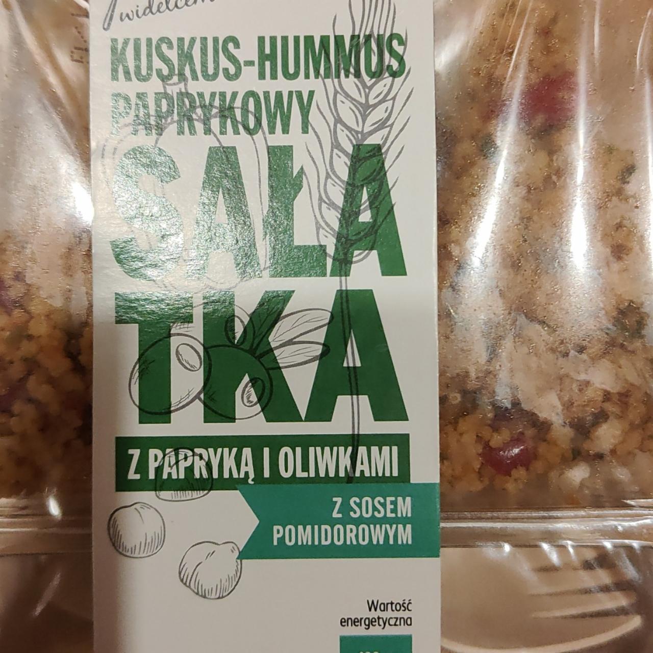 Zdjęcia - Sałatka kuskus-hummus paprykowy z papryką i oliwkami K-to go