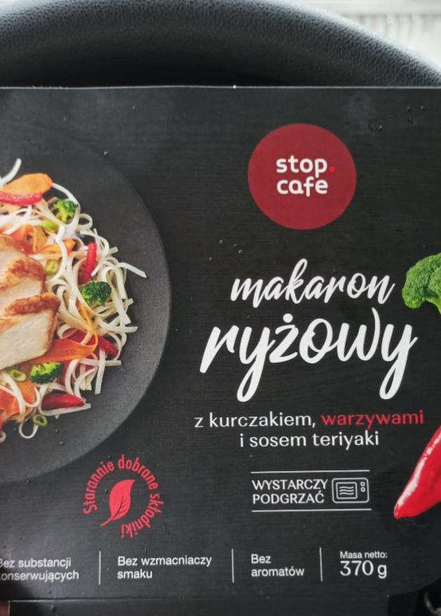 Zdjęcia - makaron ryżowy z kurczakiem warzywami i sosem teriaki Stop cafe