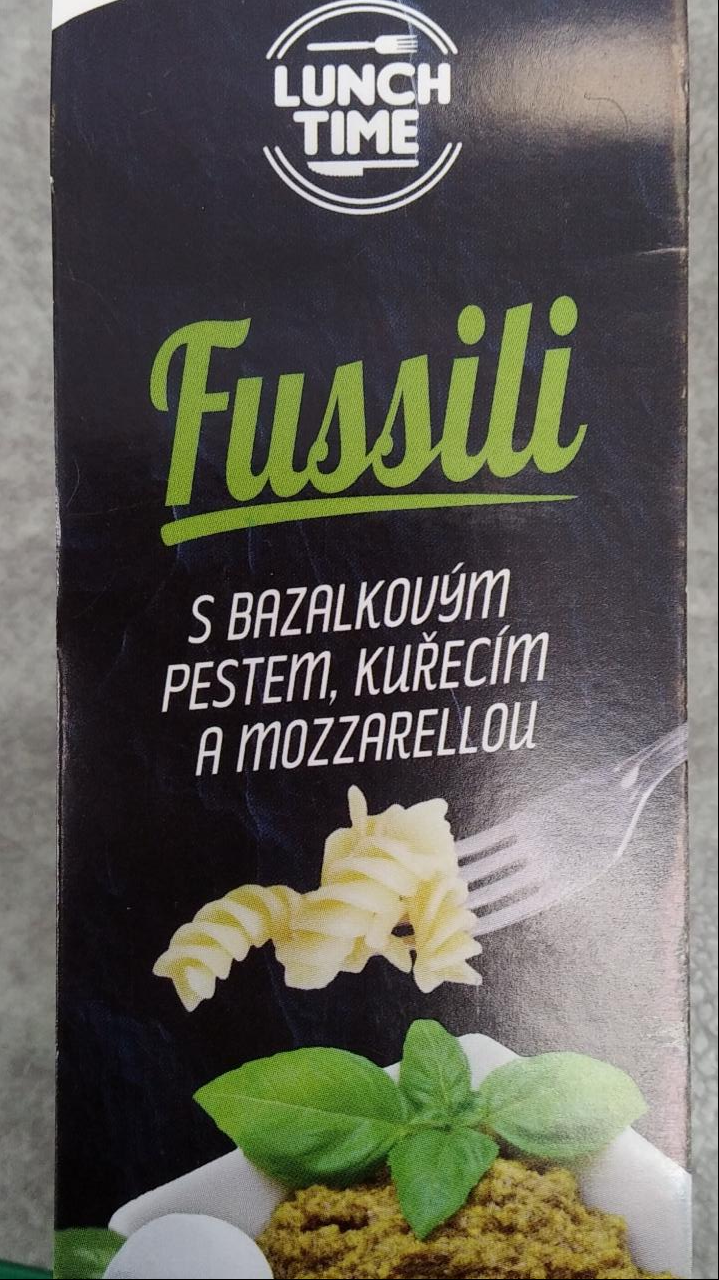 Zdjęcia - Fusilli z kurczakiem z bazyliowym pesto i mozzarellą