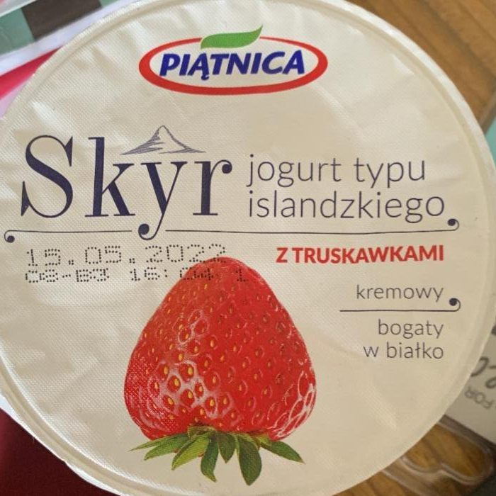 Zdjęcia - Skyr Jogurt typu islandzkiego z truskawkami Piątnica