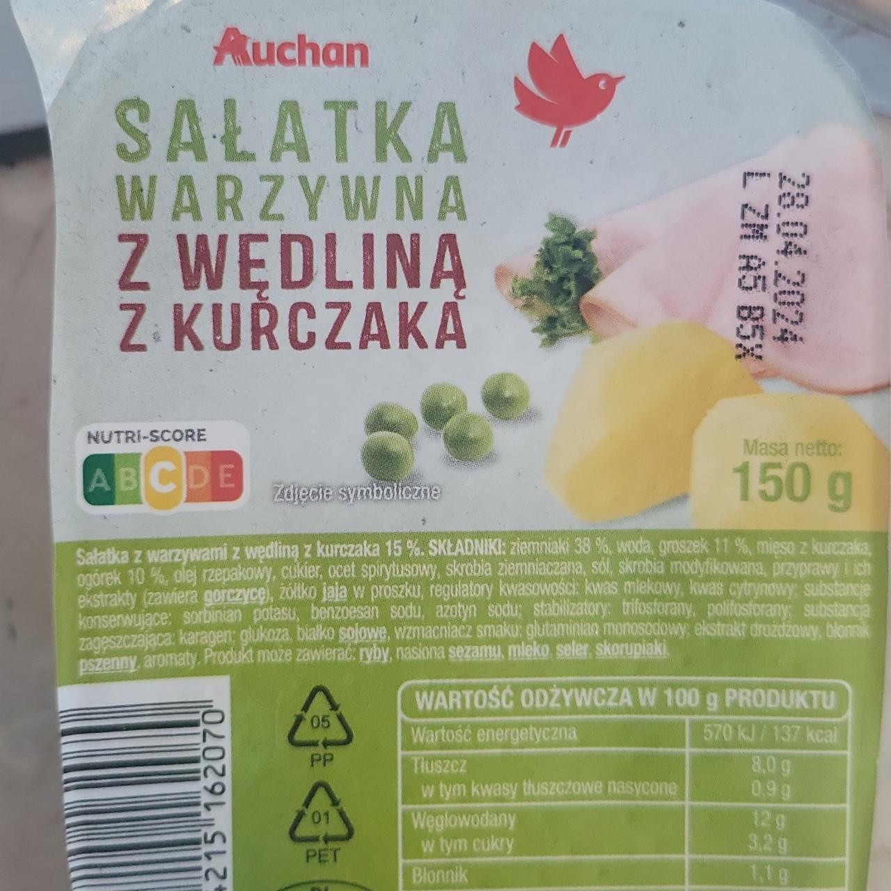 Zdjęcia - sałatka warzywna z wędliną z kurczaka Auchan