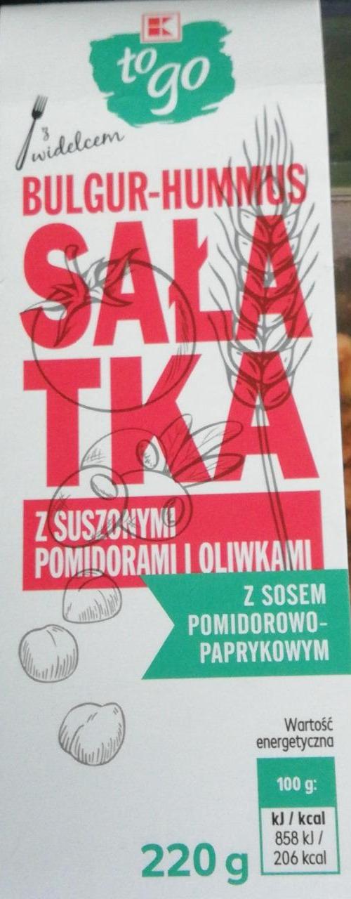 Zdjęcia - Sałatka bulgur-hummus z suszonymi pomidorami i oliwkami z sosem pomidorowo paprykowym Kaufland to go