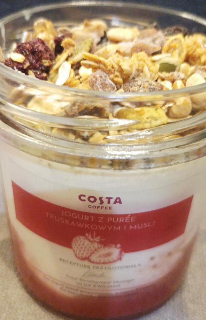 Zdjęcia - jogurt z puree truskawkowym i musli Costa cafe