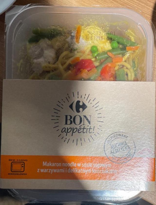 Zdjęcia - Makaron noodle w sosie sojowym z warzywami i delikatnym kurczakiem Carrefour BON appetit