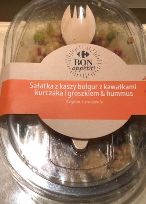 Zdjęcia - Sałatka z kaszy bulgur z kawałkami kurczaka i groszkiem & hummus Bon appetit