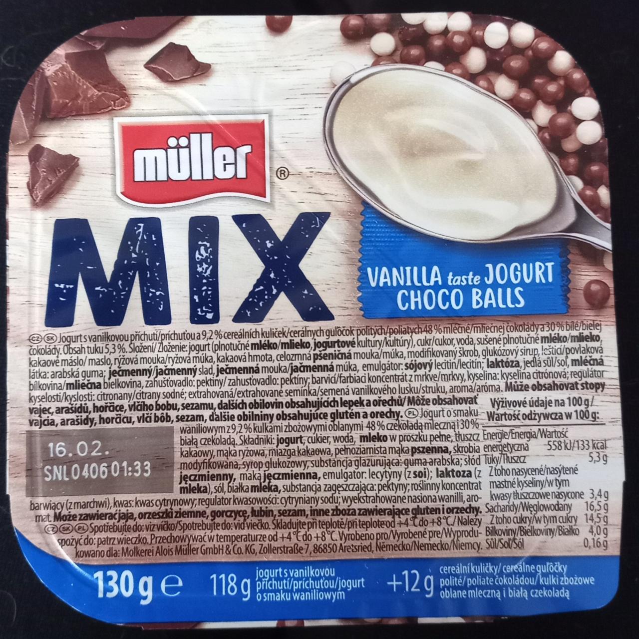 Zdjęcia - Müller Mix Jogurt o smaku waniliowym z kulkami zbożowymi oblanymi czekoladą mlecznej i białą 130 g