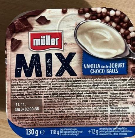 Zdjęcia - Müller Mix Jogurt o smaku waniliowym z kulkami zbożowymi oblanymi czekoladą mlecznej i białą 130 g
