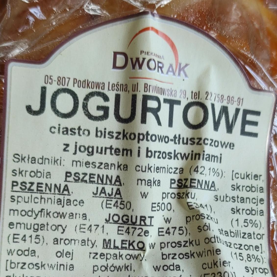 Zdjęcia - Jogurtowe ciasto biszkoptowo-tluszczowe z jogurtem i brzoskwiniami Piekarnia Dworak