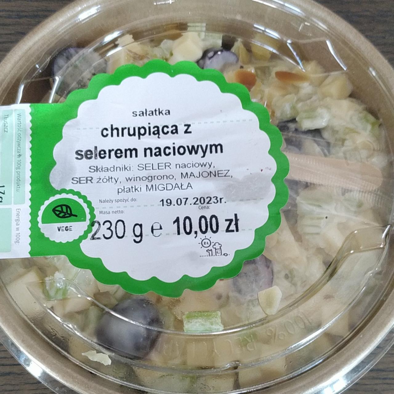 Zdjęcia - Sałatka chrupiąca z selerem naciowym Ślimak