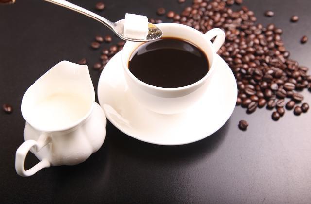 Zdjęcia - kawa z cukrem i mlekiem