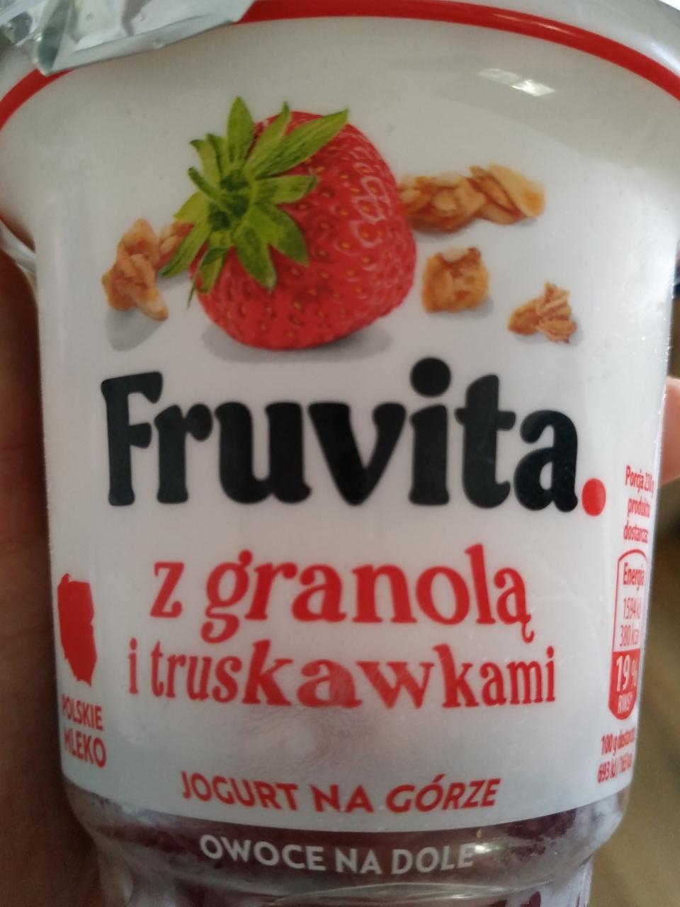 Zdjęcia - Jogurt z granolą i truskawkami Fruvita