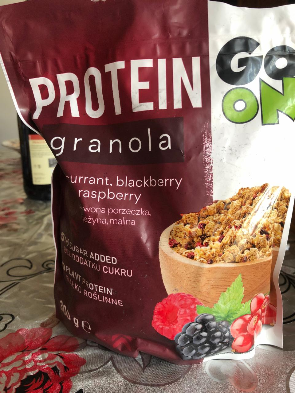 Zdjęcia - Protein granola czewona porzeczka, jeżyna, malina Go On