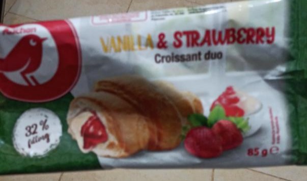 Zdjęcia - Croissant z nadzieniem o smaku waniliowym i truskawkowym auchan