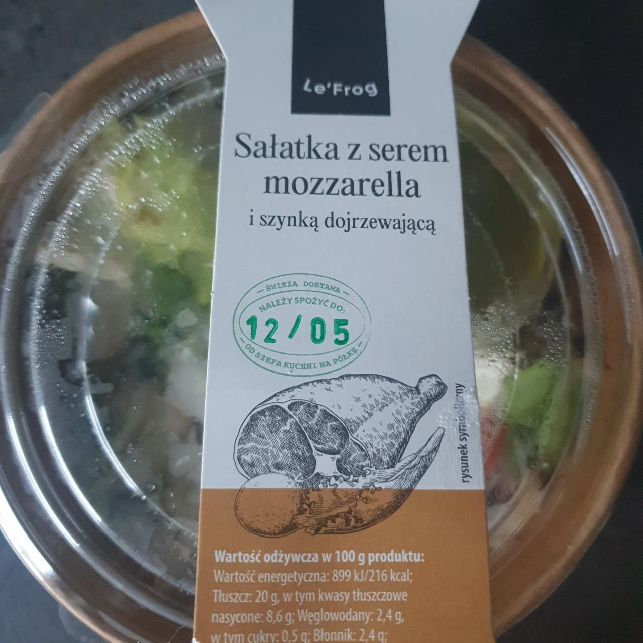 Zdjęcia - Sałatka z serem mozzarella i szynką dojrzewającą Le'Frog