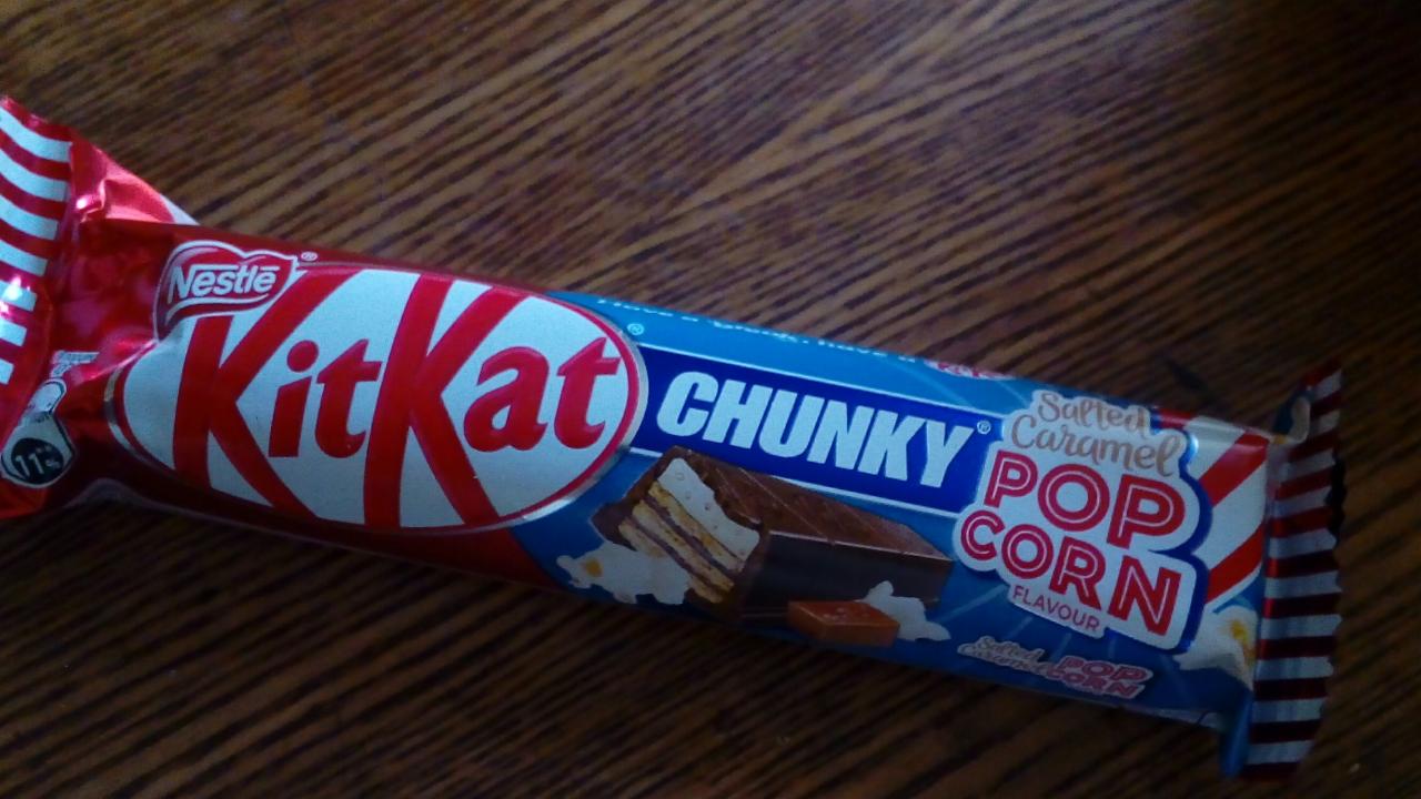 Zdjęcia - KitKat Chunky Paluszek waflowy o smaku solonego karmelu i popcornu 42 g