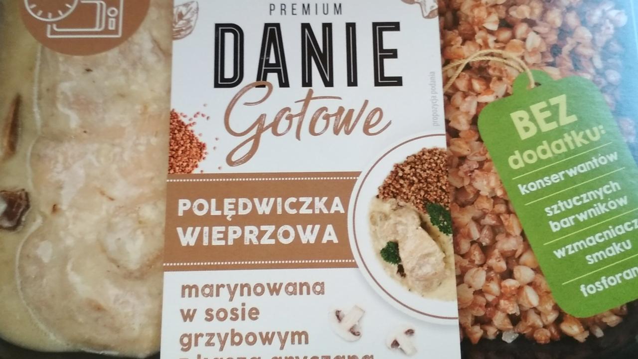 Zdjęcia - Polędwiczka wieprzowa marynowana w sosie grzybowym z kaszą gryczaną Sokołów