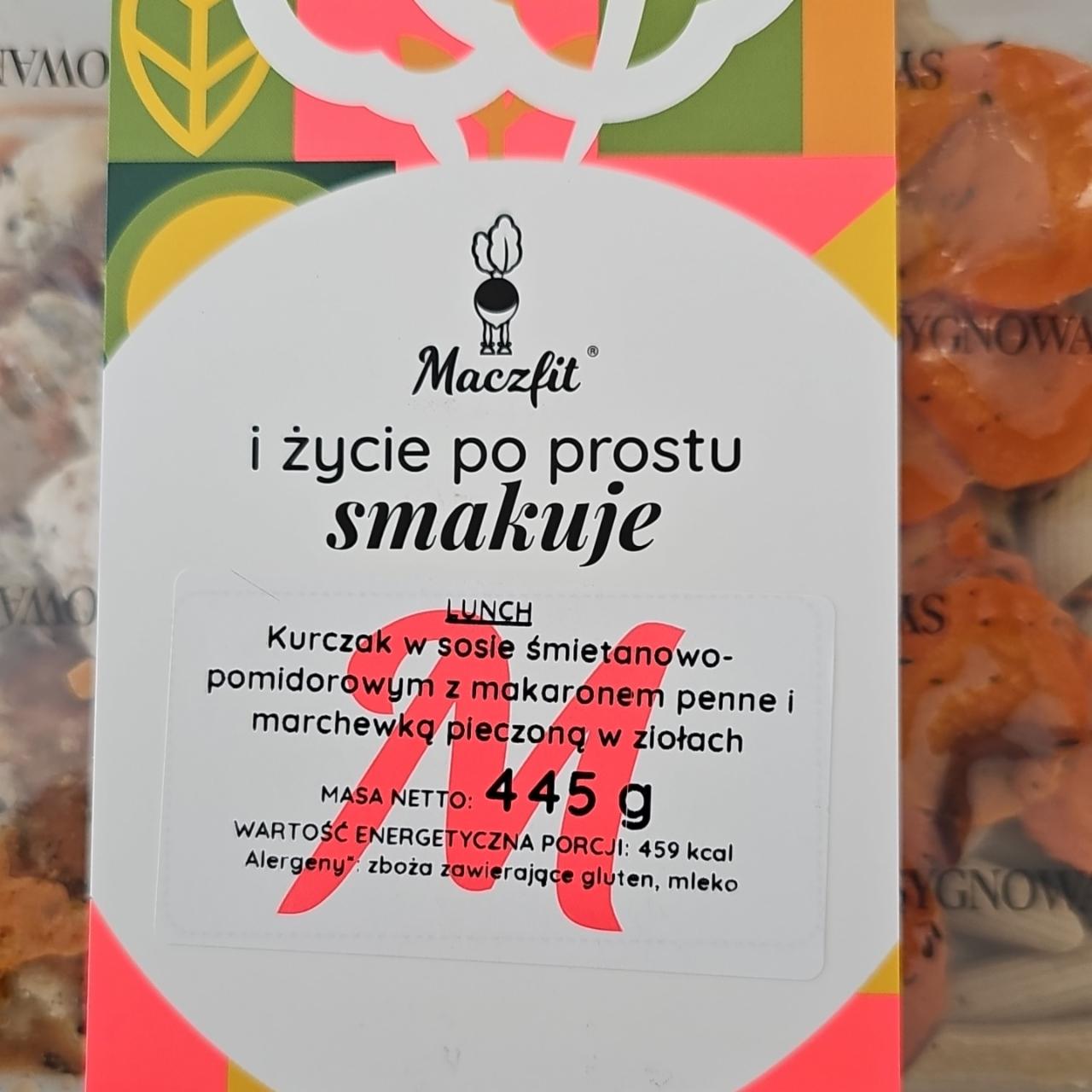 Zdjęcia - Kurczak w sosie śmietanowo-pomidorowym z makaronem penne i marchewką pieczoną w ziołach Maczfit